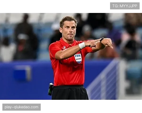 争议判罚：VAR介入取消莱比锡点球，主裁维持原判